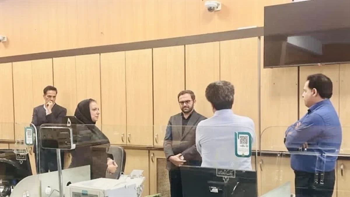 تأکید متقی‌نیا بر تقویت منابع و افزایش سهم از بازار در بازدید سرزده از شعب استان تهران