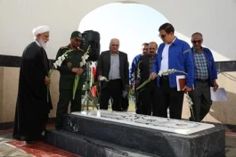 همزمان با هفته دفاع مقدس برگزار شد: گلباران مزار شهید گمنام پتروشیمی شازند